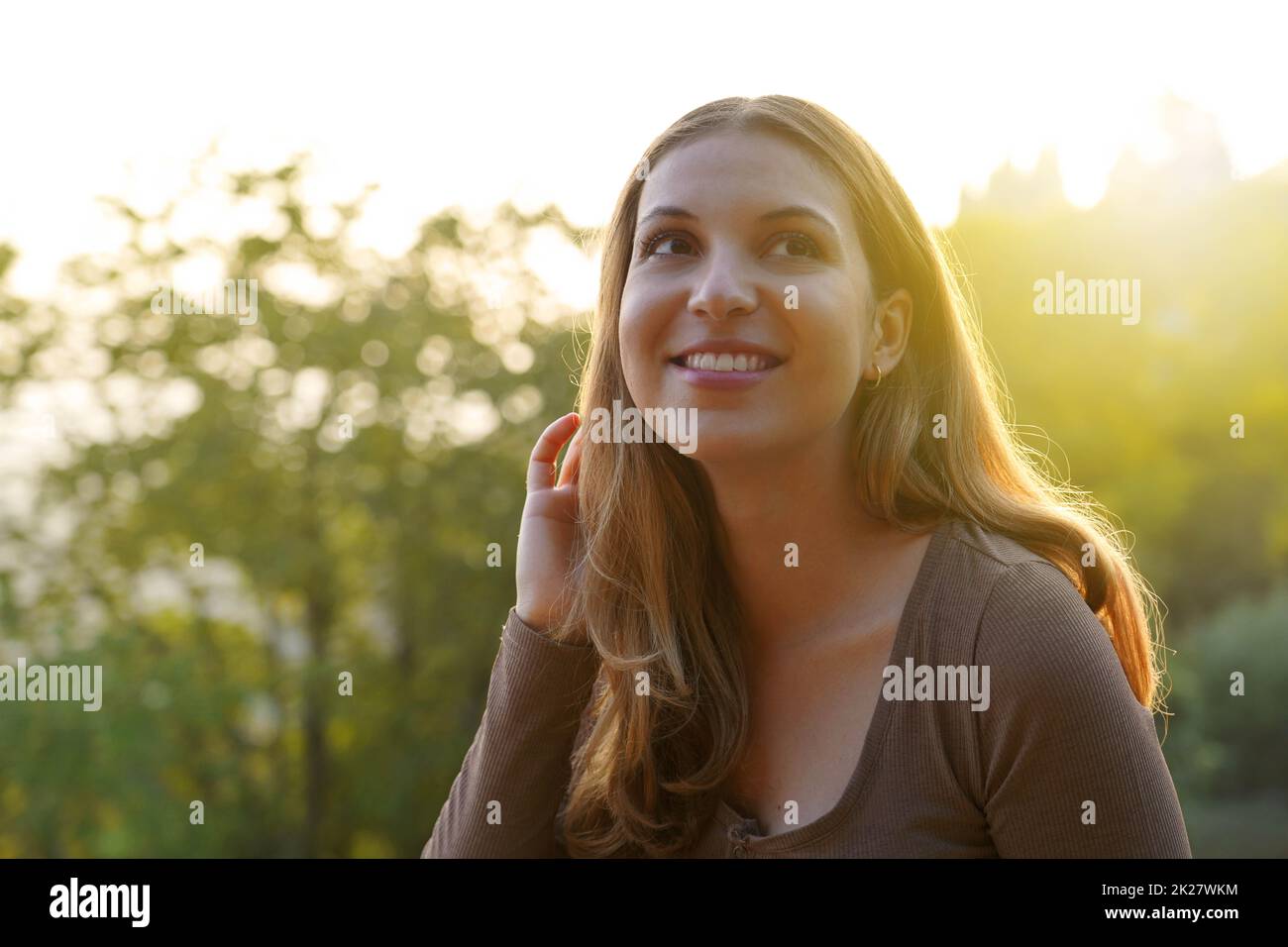 Ragazza di mattina presto godendo i primi raggi di sole del giorno nella natura Foto Stock