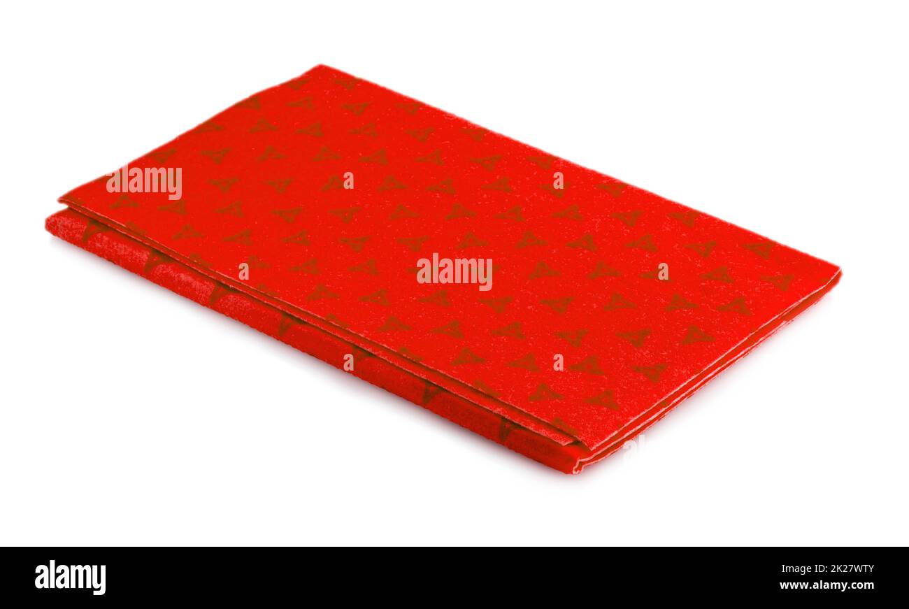 Asciugamano da cucina rosso isolato su sfondo bianco Foto Stock