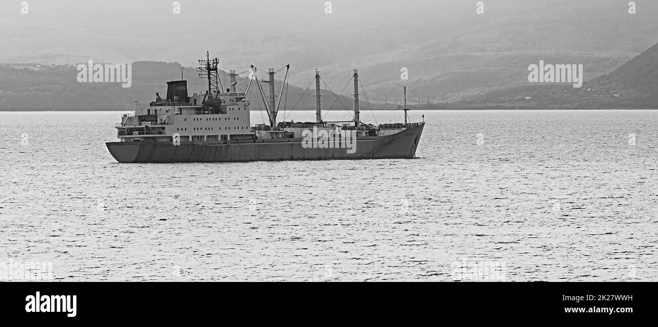 Barca da pesca in mattinata grigia sull'oceano Pacifico al largo della costa della Penisola di Kamchatka Foto Stock