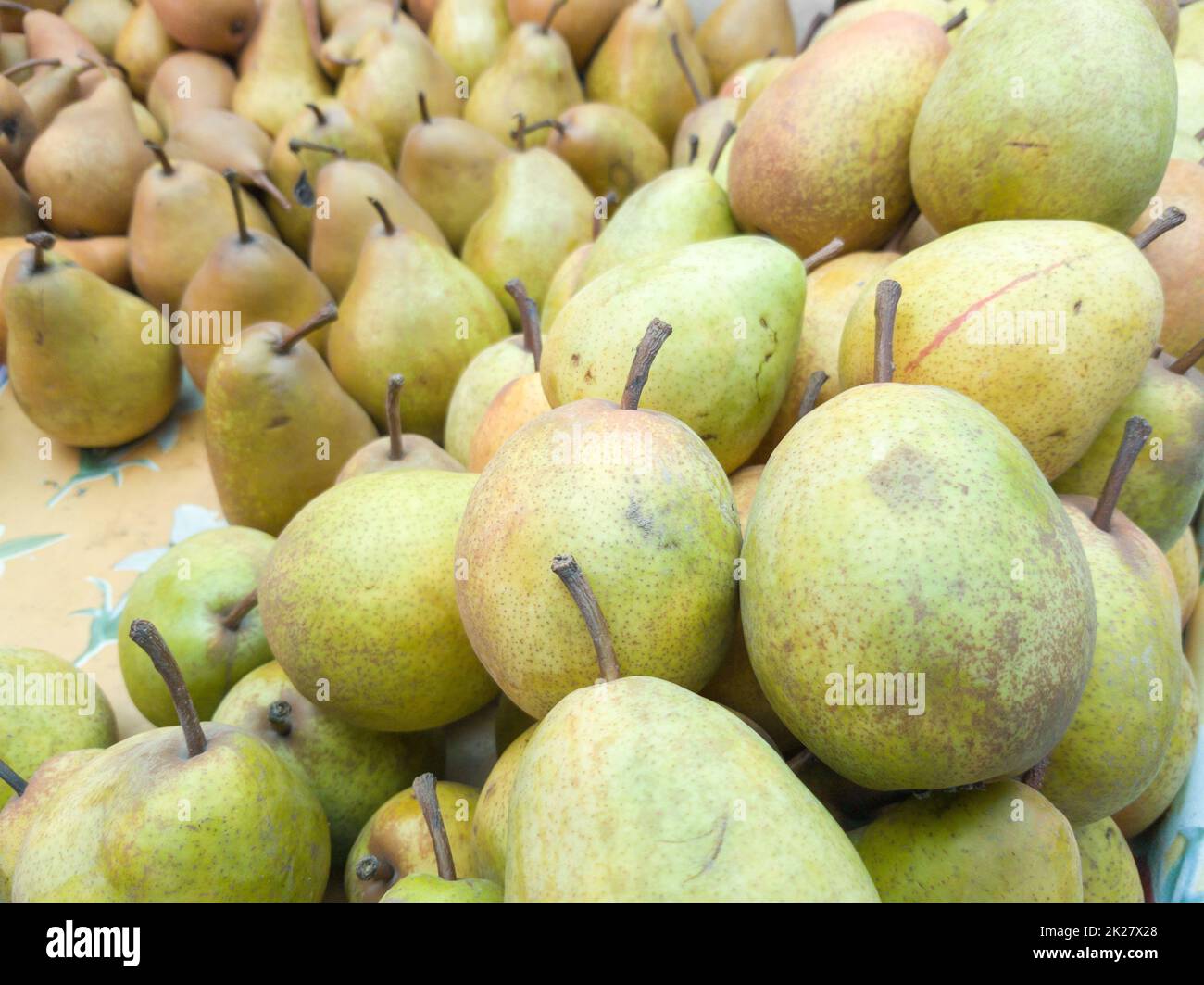 Frutta fresca in scatoline in vendita in azienda, pere con gambi. Pere al mercato degli agricoltori, mercato alimentare, frutteto Foto Stock