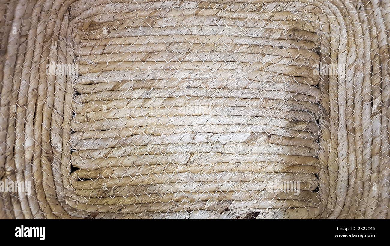 Frammento di cestino di vimini. Primo piano Wicker basket texture per l'uso come sfondo . Motivo e struttura del cesto intrecciato. Foto Stock