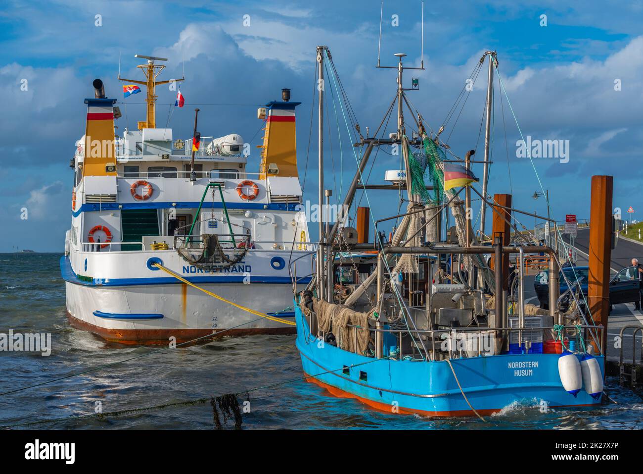 Peninsula Nordstrand, porto di Strucklahnungshörn con traghetto passeggeri e nave da pesca, , Frisia del Nord, Schleswig-Holstein, Germania del Nord, Foto Stock