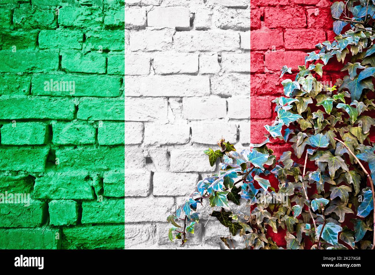 Bandiera grunge italiana su muro di mattoni con pianta di edera Foto Stock