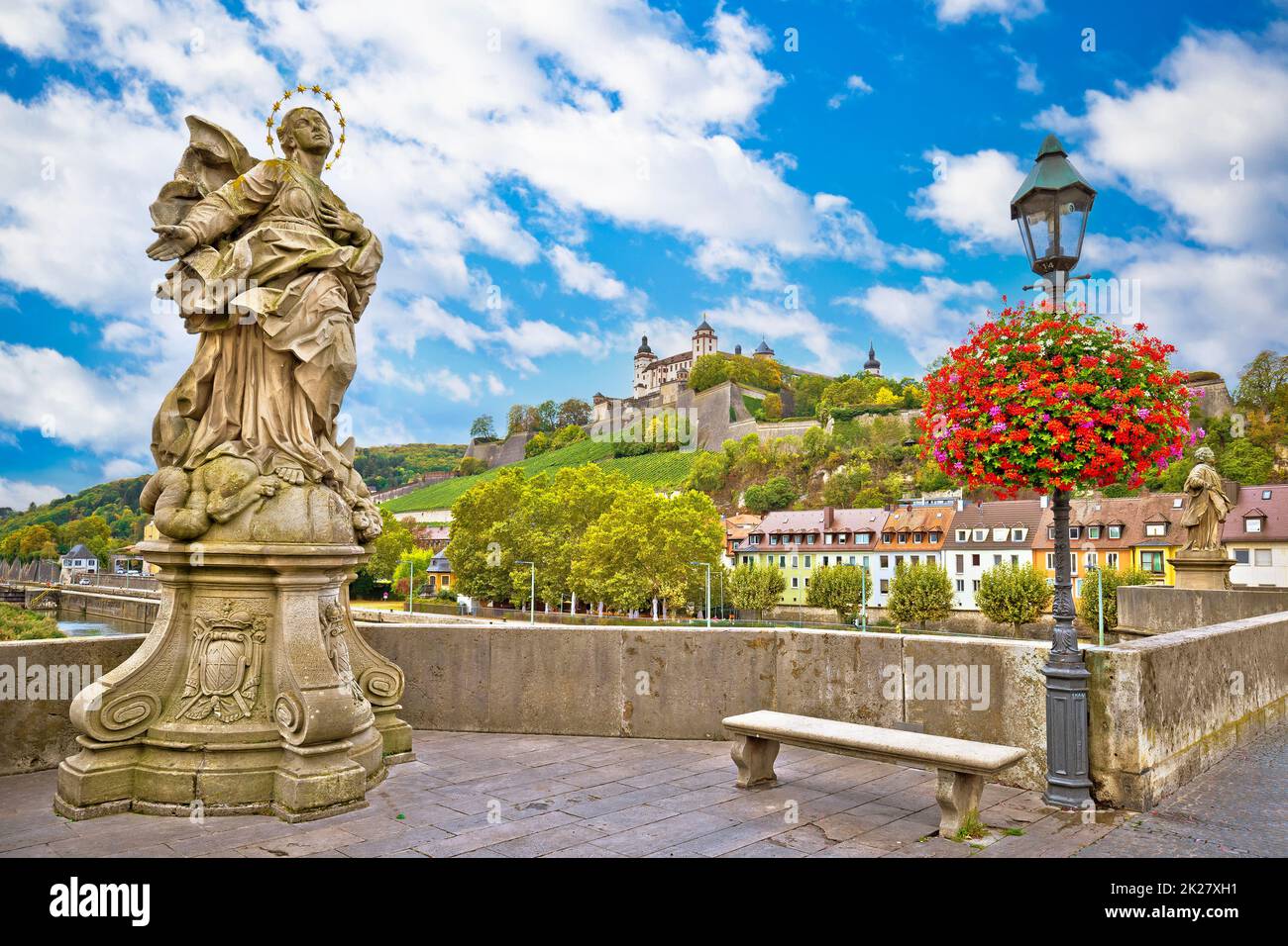 Wurzburg. Il lungomare principale del fiume e il castello panoramico di Wurzburg e la vista sui vigneti Foto Stock