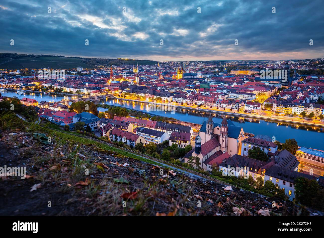 Wurzburg. Città storica di Wurzburg e vista serale sul fiume meno dalla collina del castello Foto Stock