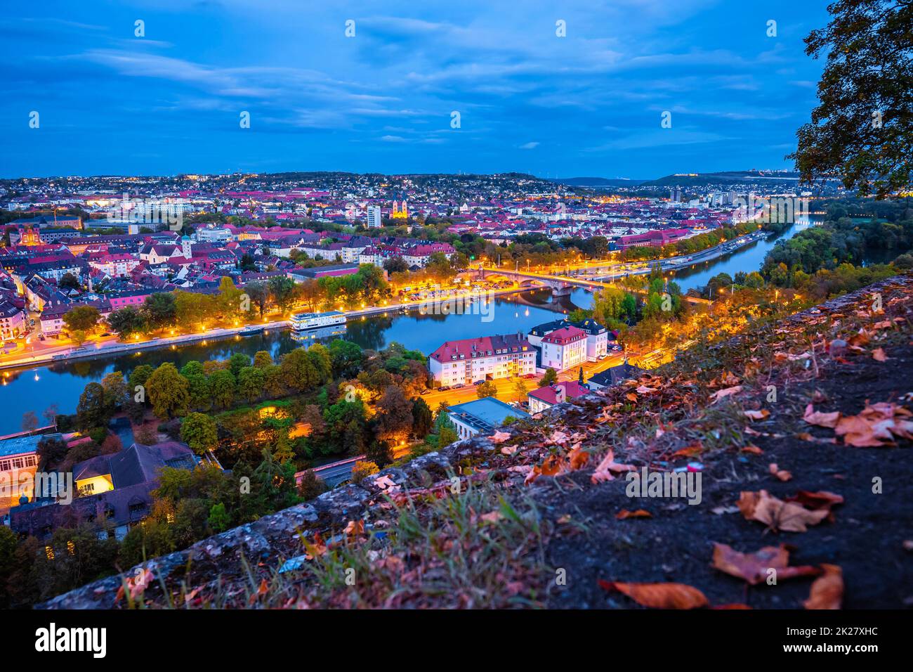 Wurzburg. Città storica di Wurzburg e vista serale sul fiume meno dalla collina del castello Foto Stock