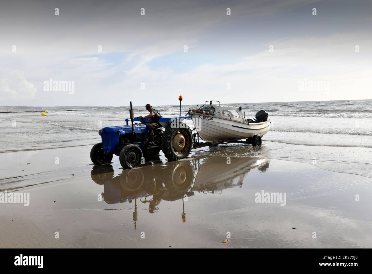 Ambleteuse spiaggia Cote d'Opale Francia settentrionale pescatore traino barca al mare con trattore. Foto Stock
