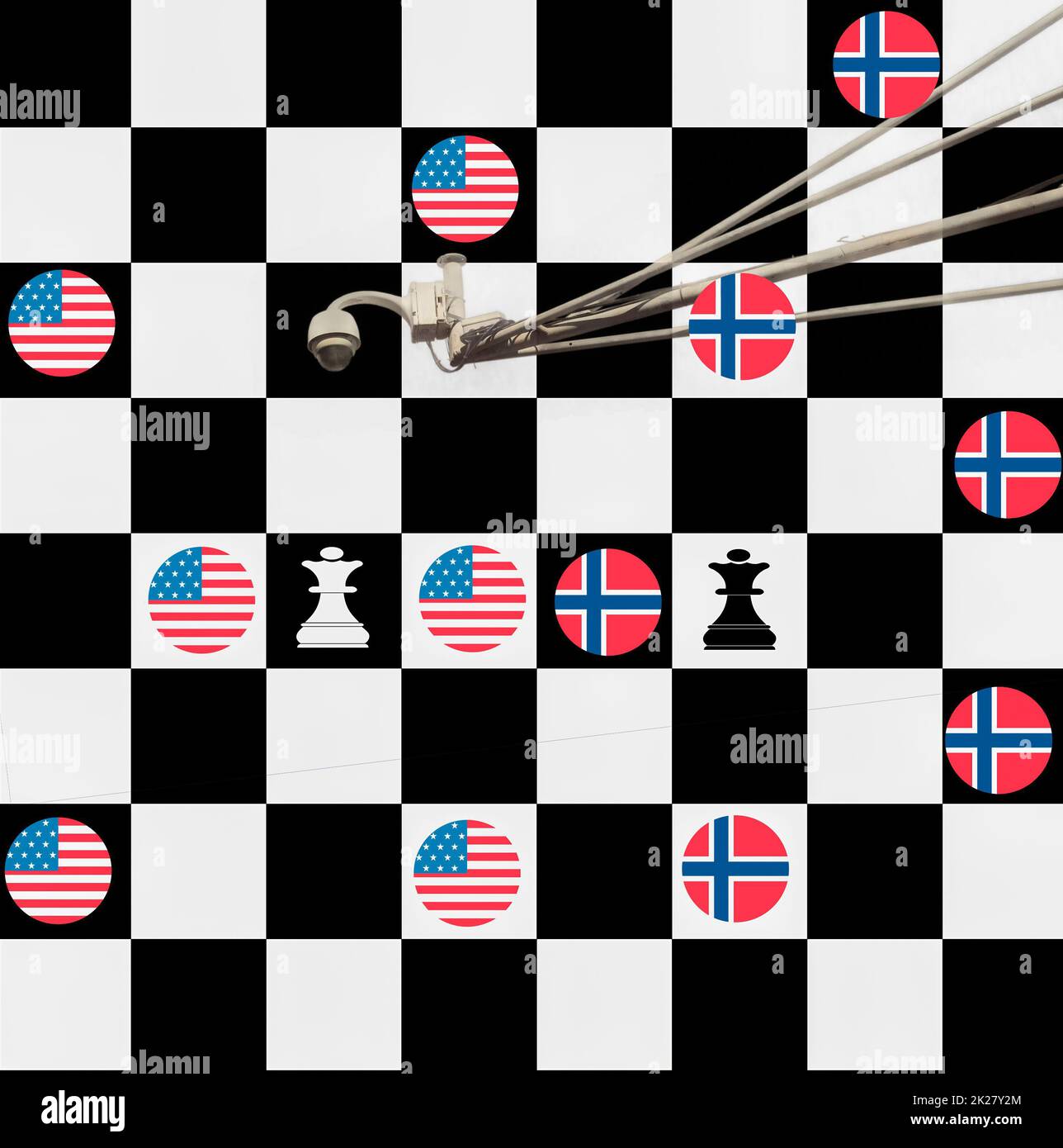 Magnus Carlsen, Hans Niemann Chess cheating Row Concept. Bandiere di Norvegia e Stati Uniti con telecamera CCTV su scacchiera. Foto Stock