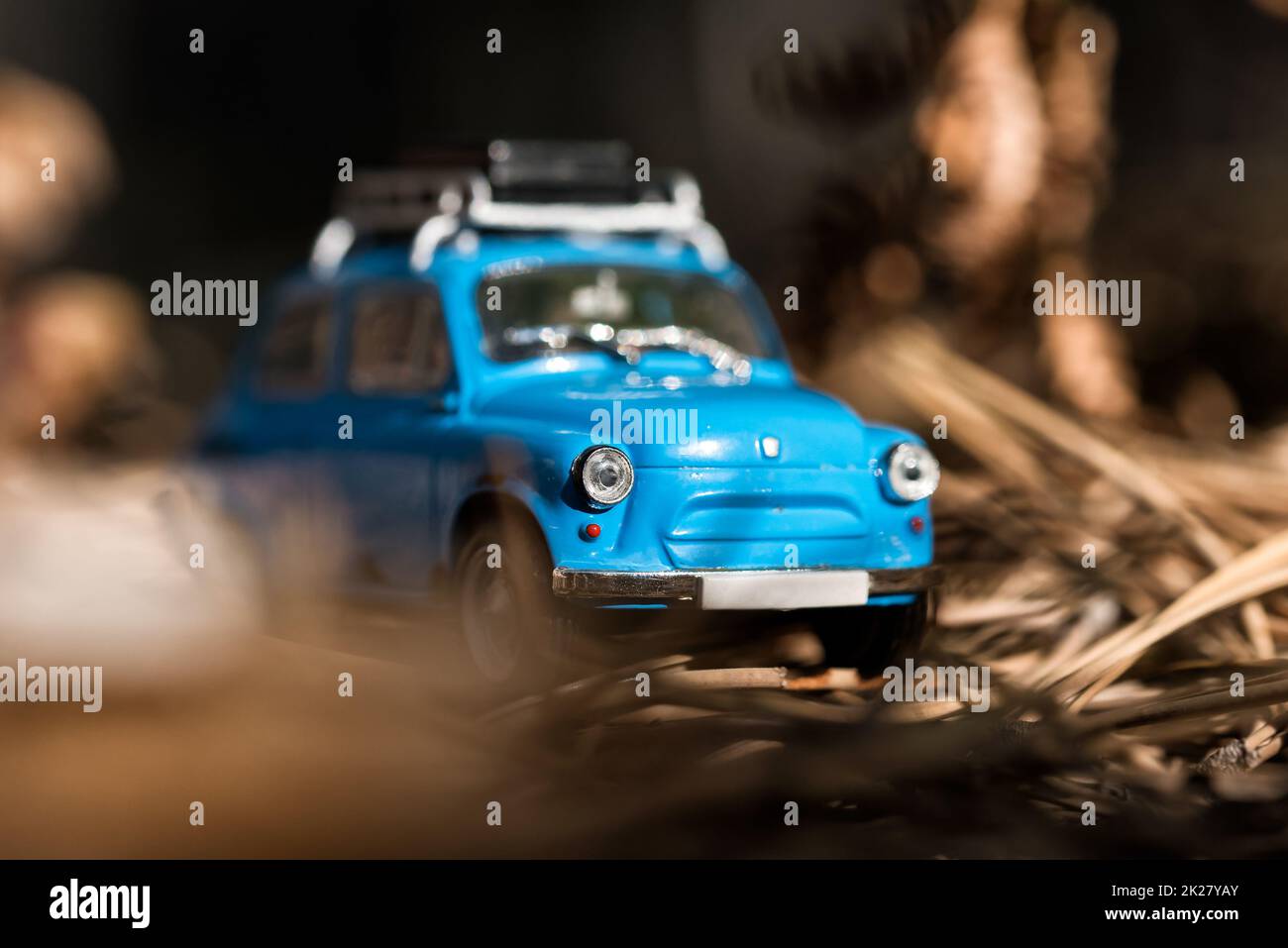 Auto in miniatura nella foresta d'autunno. Concetto di viaggio Foto Stock