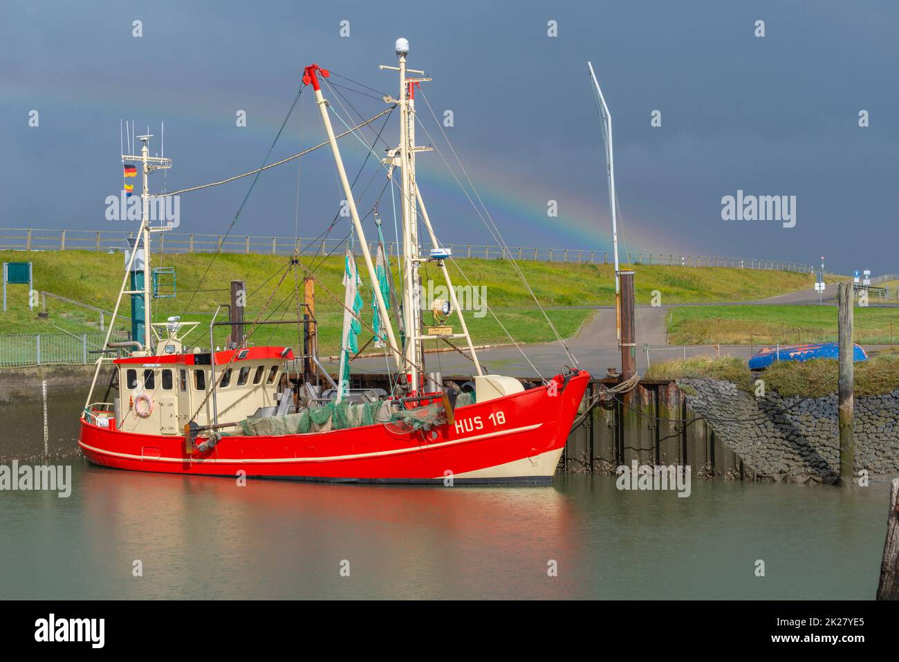 Peschereccio nel porto di Süderhafen, nella penisola di Nordstrand, nella Frisia settentrionale, nello Schleswig-Holstein, nella Germania settentrionale, Foto Stock