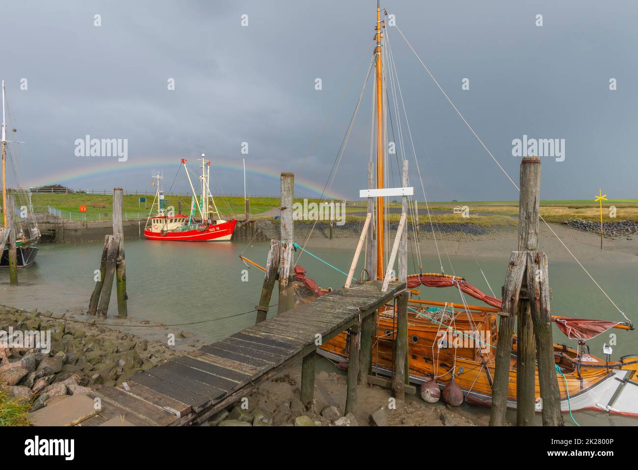 Peschereccio nel porto di Süderhafen, nella penisola di Nordstrand, nella Frisia settentrionale, nello Schleswig-Holstein, nella Germania settentrionale, Foto Stock