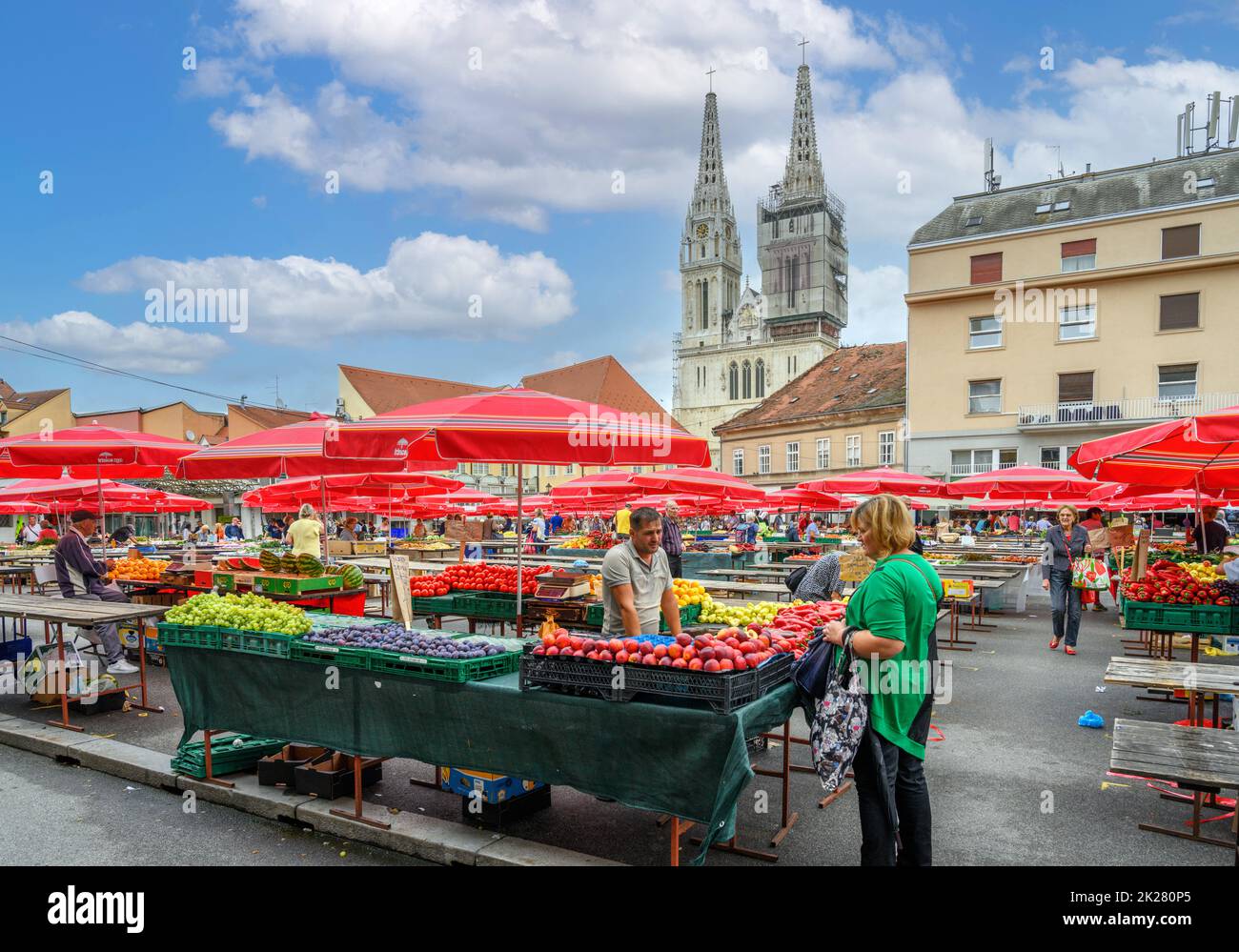 Mercato Dolac nella città vecchia con le guglie della cattedrale dietro, Zagabria, Croazia Foto Stock