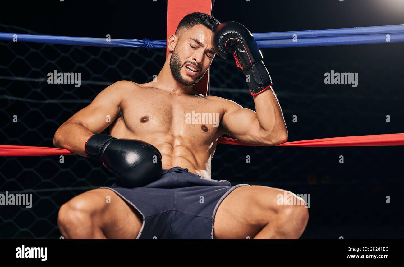 Sport, anello di pugilato e pugile frustrato stanco con mal di testa, lesioni o fatica da concorso mostra. Sconfitta o fallimento nella sfida di lotta Foto Stock