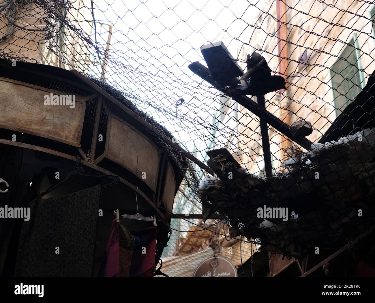 Area di mercato di Hebron con lettiera da coloni su rete protettiva Foto Stock