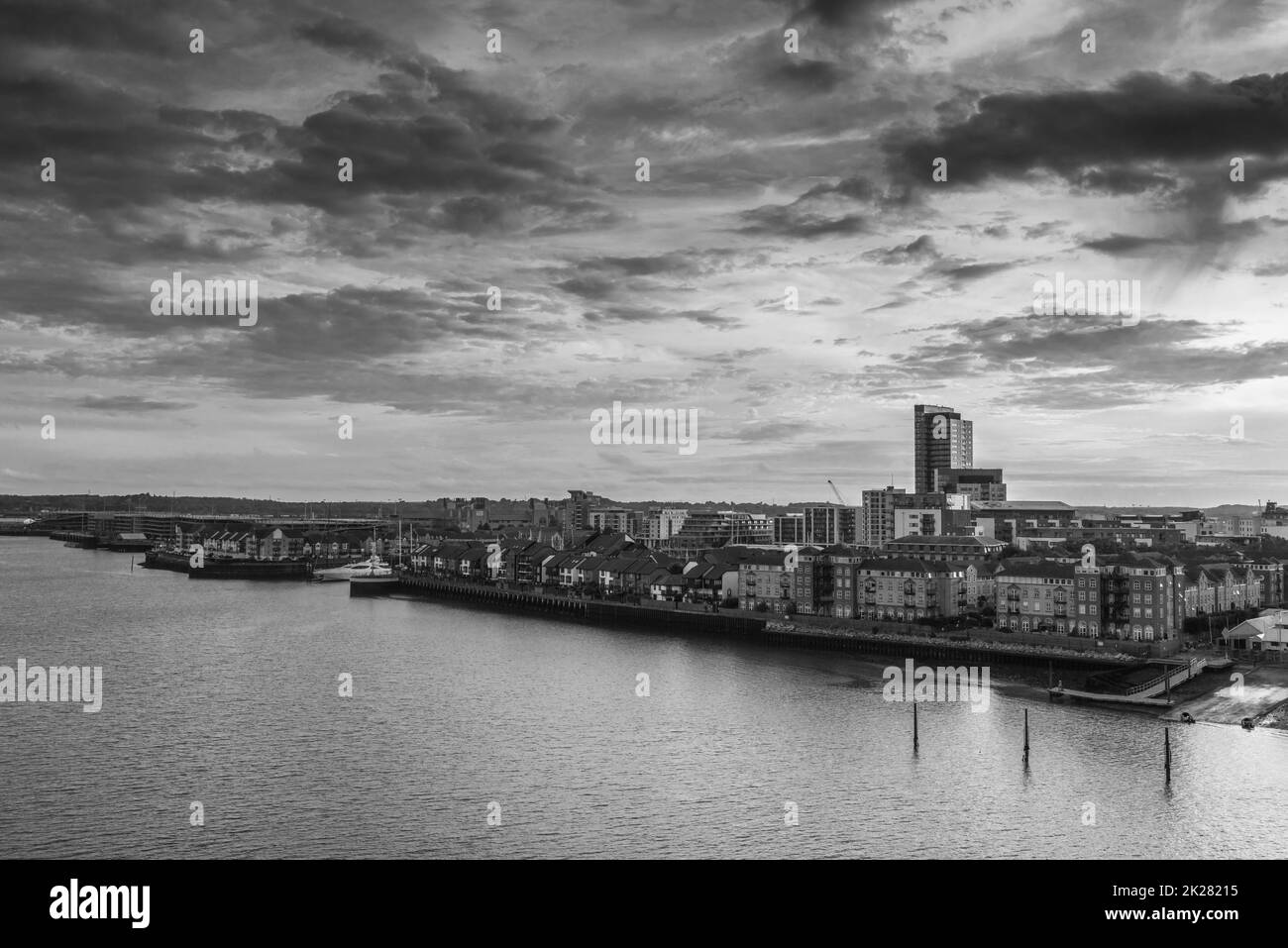 Immagine in bianco e nero dell'Ocean Village vista dal ponte Itchen, Southampton, Inghilterra, Regno Unito Foto Stock