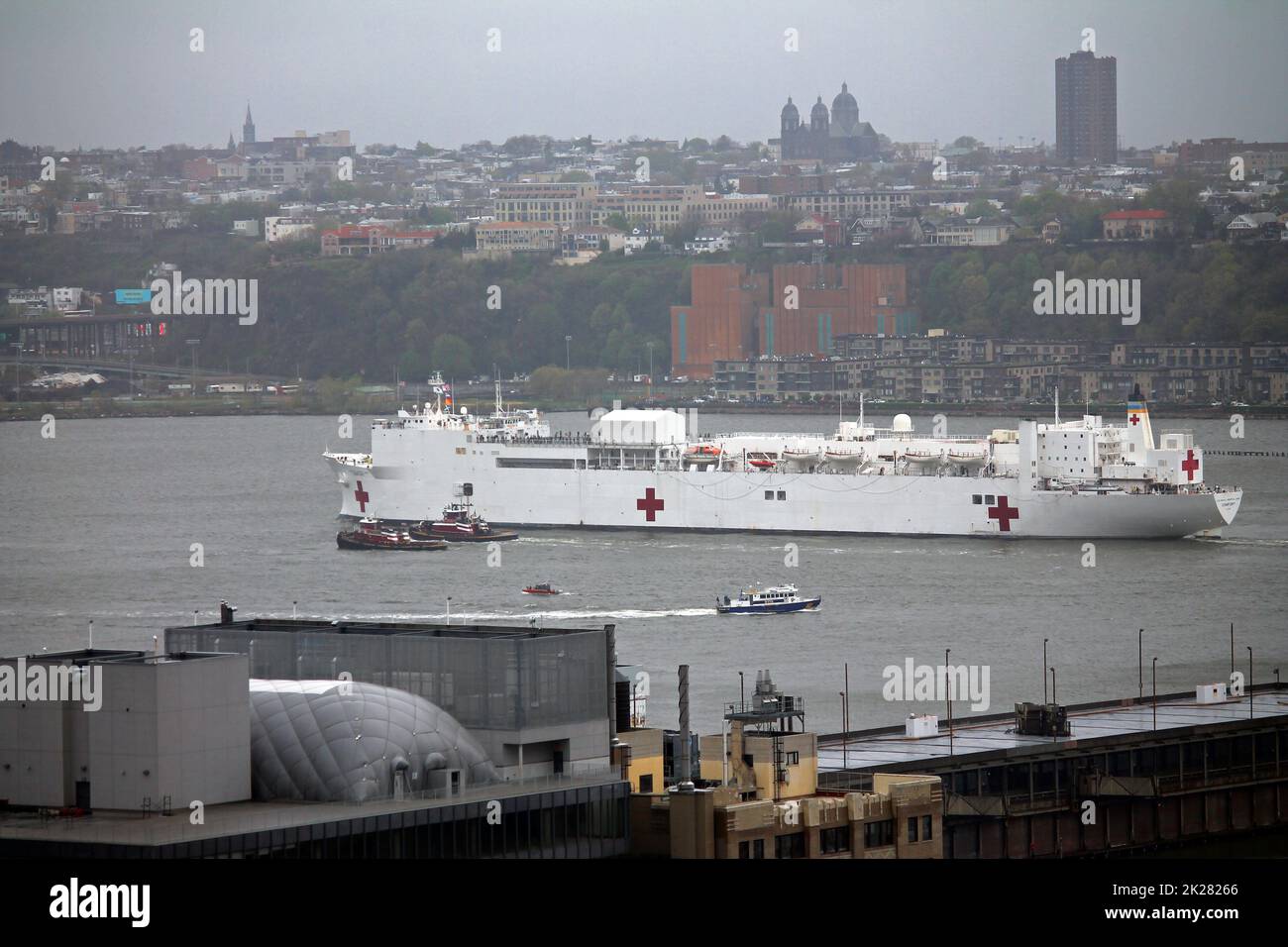 Navy Hospital Ship Comfort galleggia attraverso i grattacieli sul fiume Hudson Foto Stock