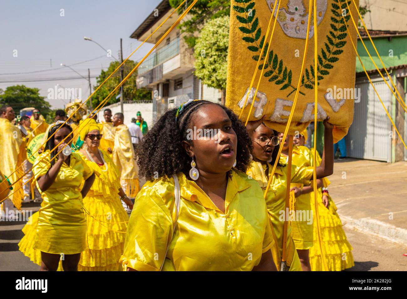 Goiânia, Goias, Brasile – 11 settembre 2022: Gruppo di festaioli in abiti gialli che cantano e ballano durante i Congadas di Goiania. Foto Stock