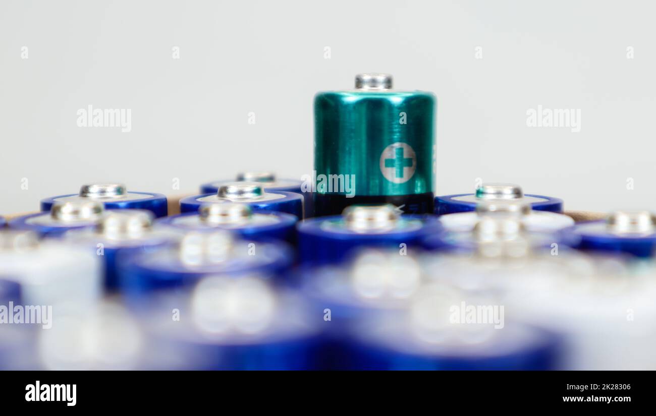 Una scatola di cartone su sfondo bianco piena di batterie alcaline AA, AAA usate per uso domestico, raccolte per il riciclaggio. Problemi di riciclaggio ed ecologia. Foto Stock