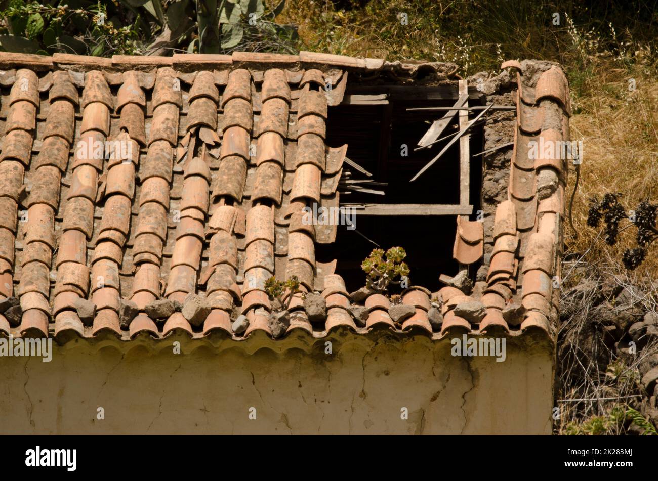 Casa abbandonata con un buco nel tetto. Foto Stock