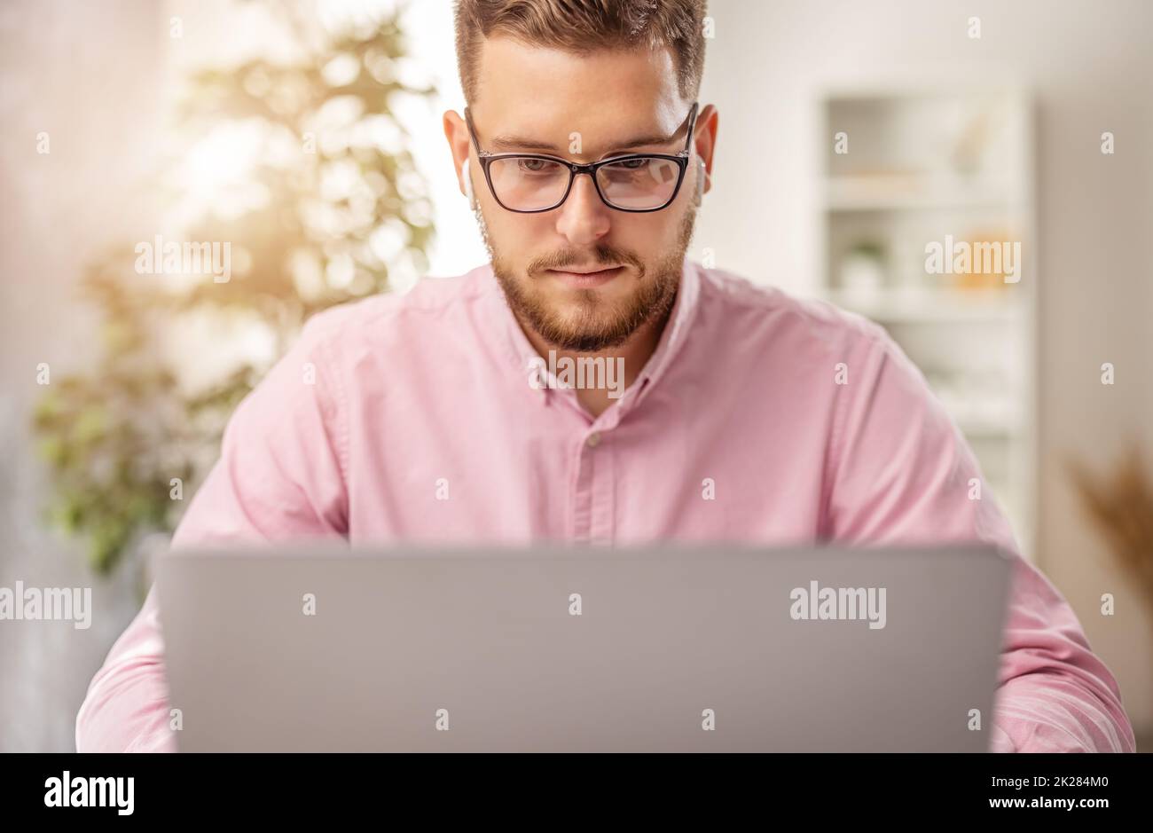 Uomo in camicia rosa Foto Stock