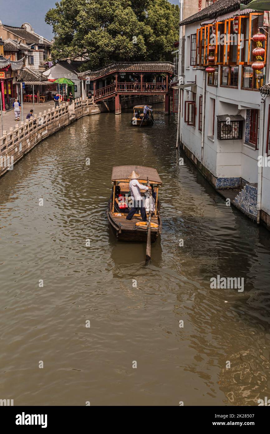 Taxi d'acqua sul fiume Dong shi nell'antica città di Zhujiajiao, che si trova nel quartiere Qingpu di Shanghai, Cina Foto Stock