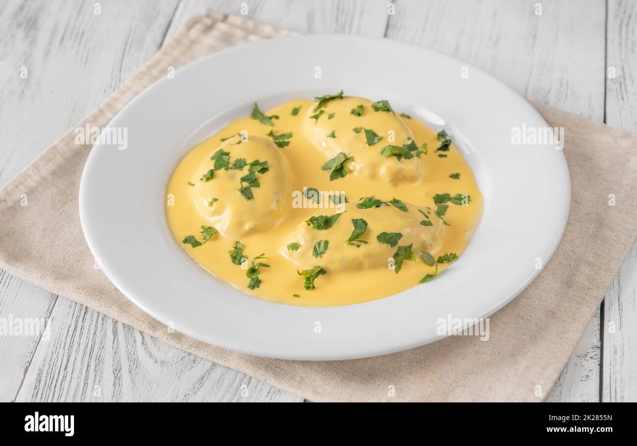 Quenelle con salsa olandese Foto Stock