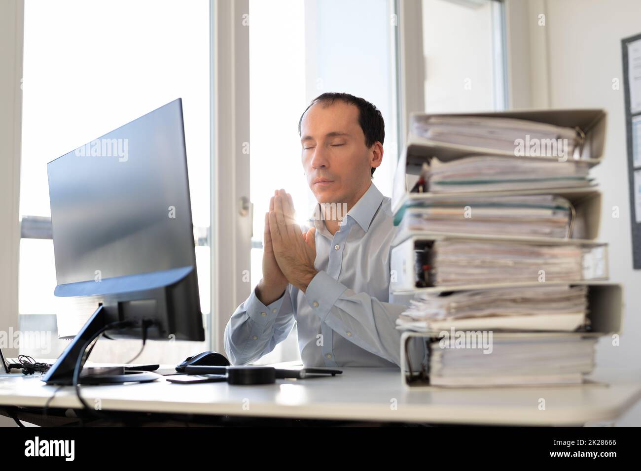 Yoga sano e gestione dello stress in sedia Foto Stock