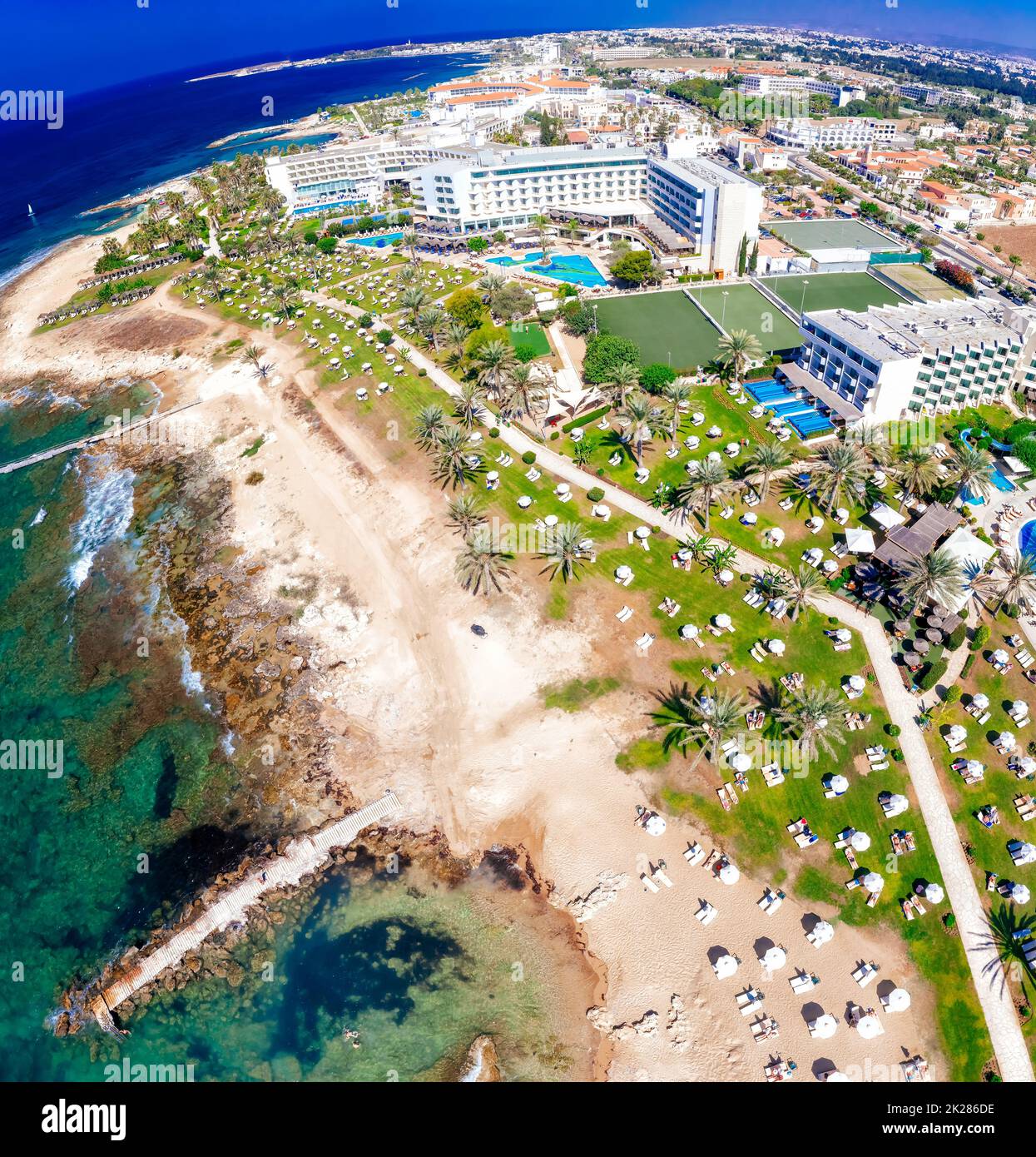 Vista aerea degli hotel nella zona di Yeroskipou a Paphos, Cipro Foto Stock