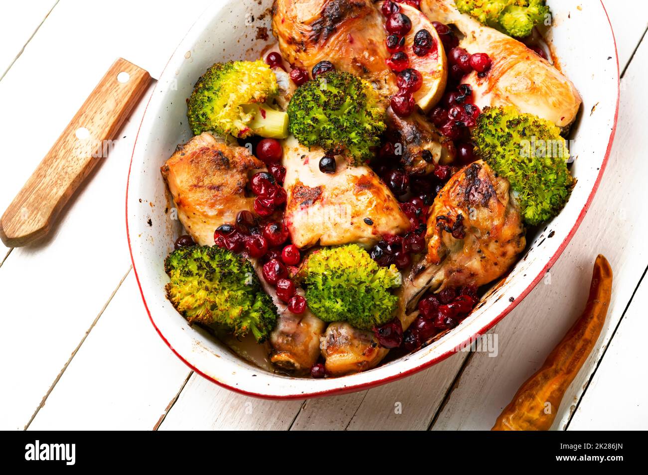 Cosce di pollo al forno con broccoli. Foto Stock