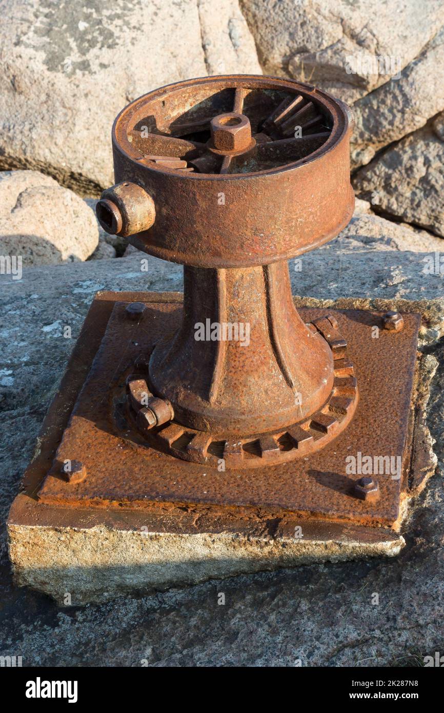 Verricello della vecchia nave sulla spiaggia del Mar Baltico Foto Stock