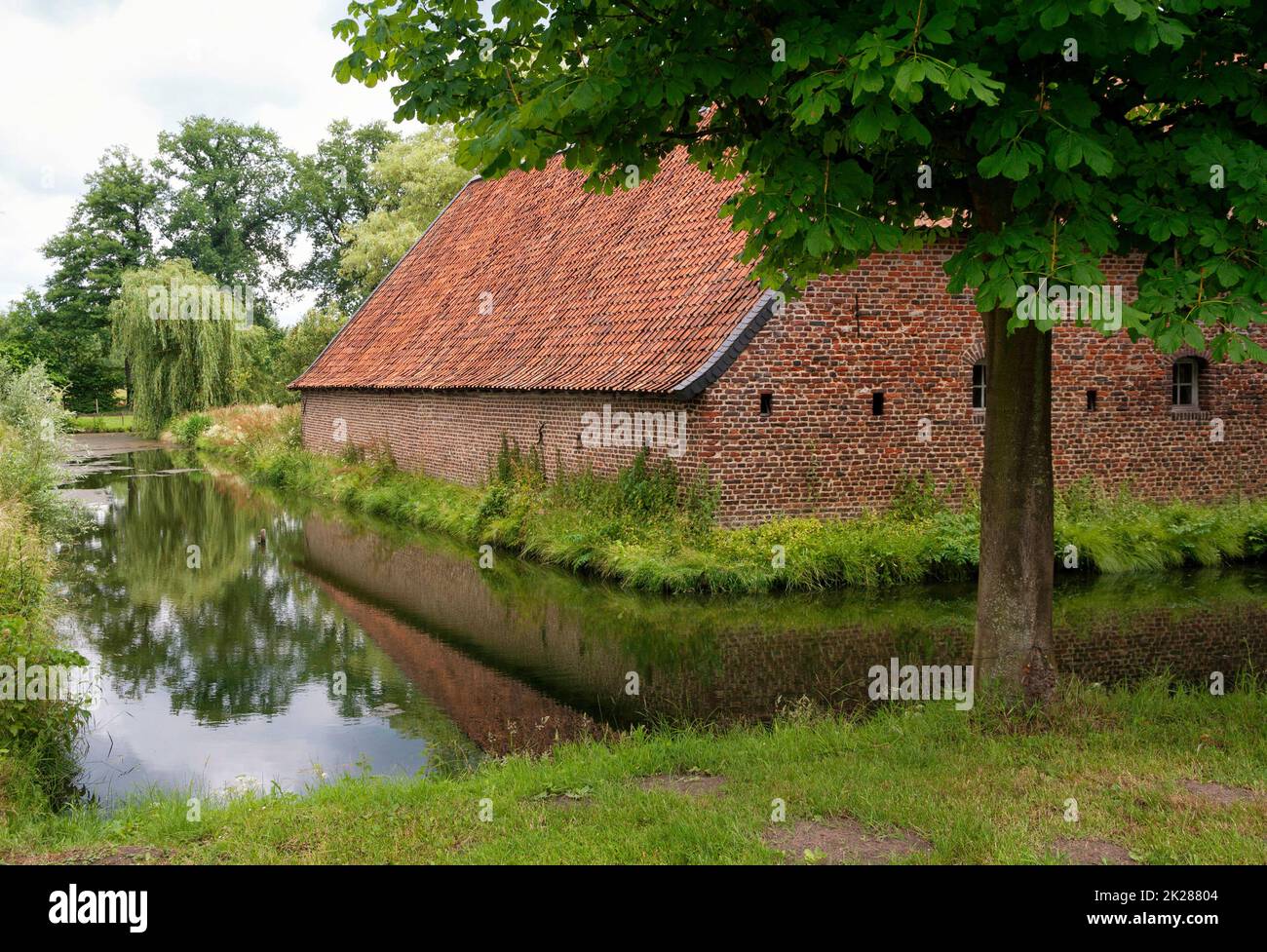 Fienile dal castello di Borggraaf nel villaggio olandese Lottum Foto Stock