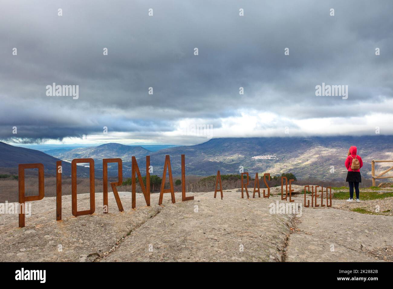 Donna che osserva il cielo dal punto di vista delle lettere di Piornal. Caceres, Estremadura, Spagna Foto Stock
