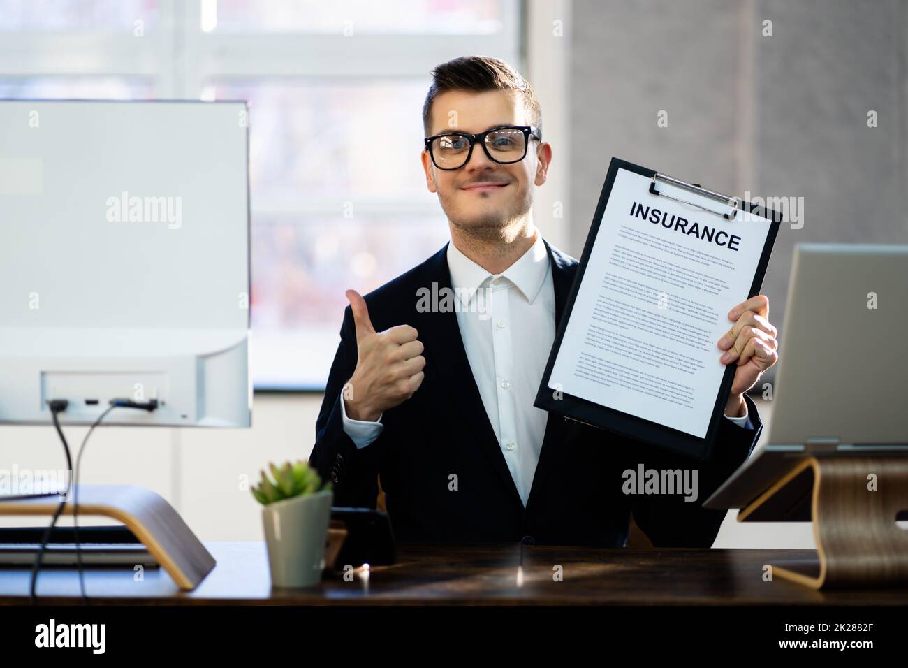 Carta per documenti della società di assicurazione Foto Stock