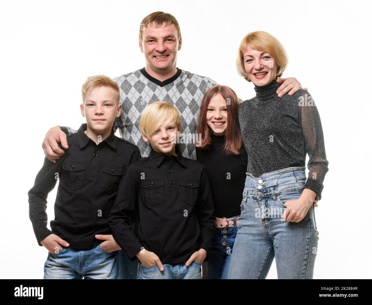 Happy adulto grande famiglia in abiti casual, isolato su sfondo bianco Foto Stock