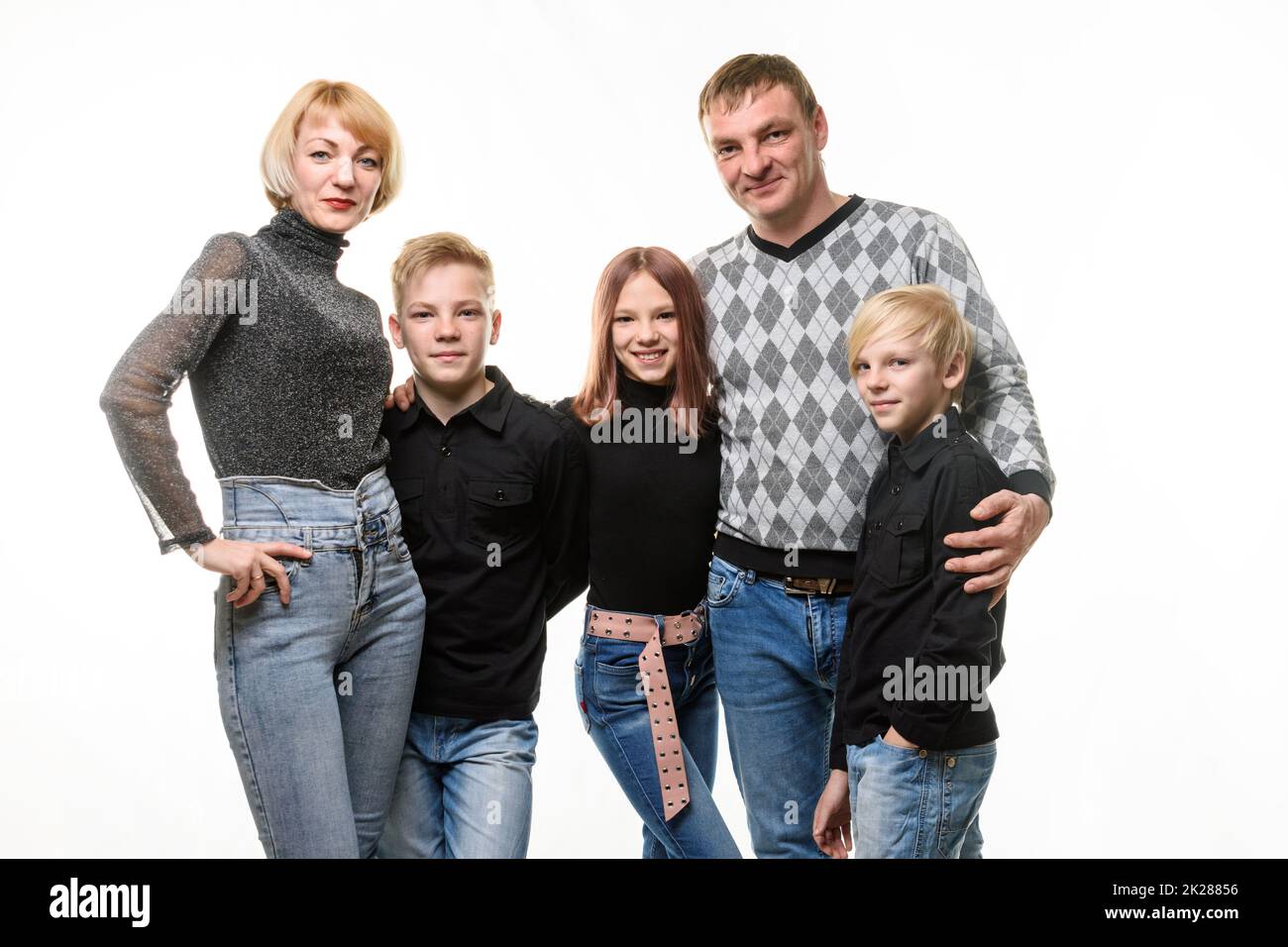 Grande famiglia russa per adulti in abiti casual, isolato su sfondo bianco Foto Stock