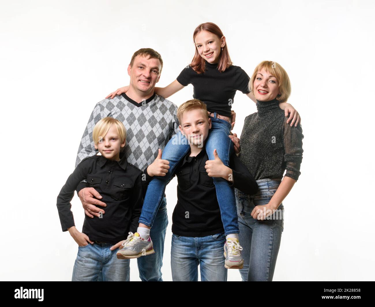 Ritratto a mezza lunghezza di una famiglia russa in abiti casual su sfondo bianco Foto Stock