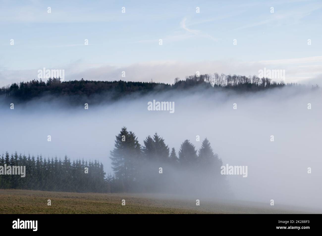 Inversione delle condizioni meteorologiche nei pressi del villaggio tedesco Neuastenberg Foto Stock