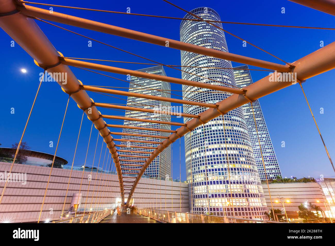 Azrieli Center Tel Aviv skyline Israele crepuscolo città grattacieli architettura moderna Foto Stock