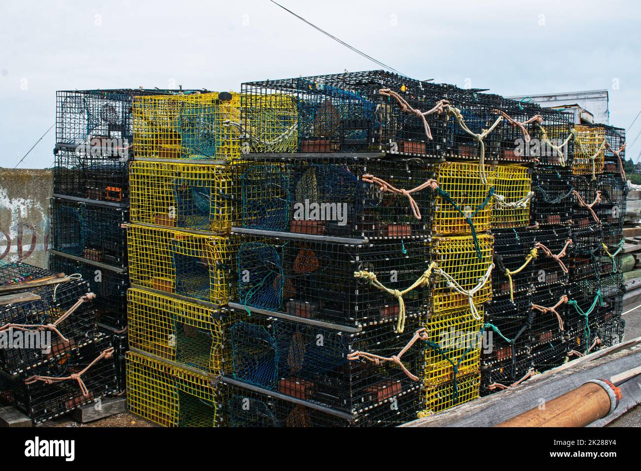Le trappole di aragosta sono impilate sui moli di Gloucester Harbor - Gloucester, Massachusetts. Foto Stock