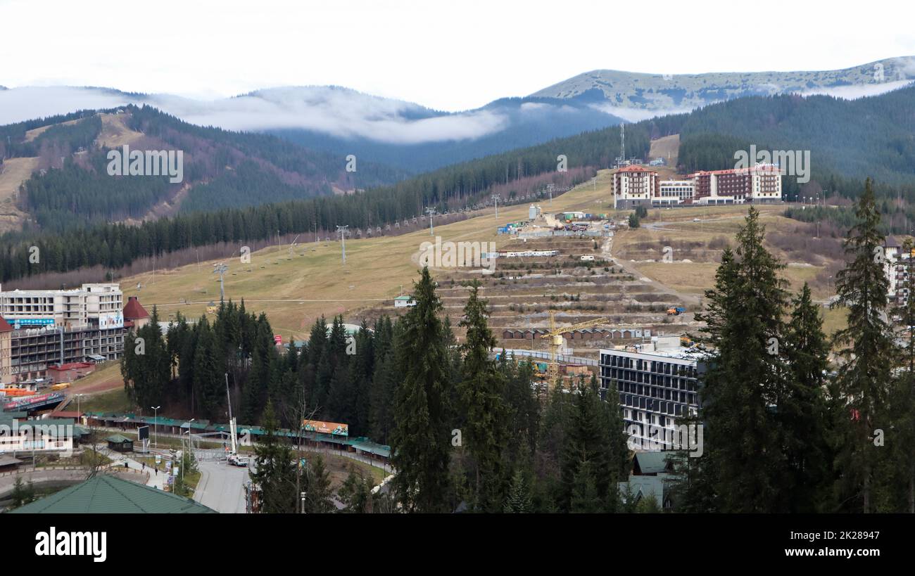 Stazione sciistica di Bukovel in autunno vista aerea. Vista delle case d'hotel nella campagna ecologica sullo sfondo di alberi di abete rosso e montagne Hills.Ukraine, Bukovel - 20 novembre 2019. Foto Stock