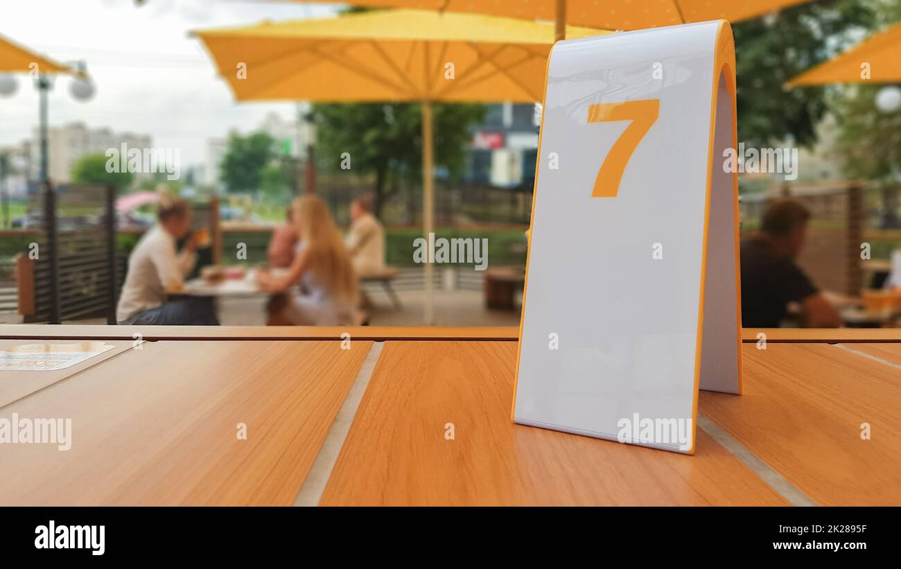 Il numero d'ordine sul tavolo sulla strada in un ristorante McDonald's. In attesa di un ordine presso un ristorante McDonald's. Fast food con fattura, controllare. Ucraina, Kiev - 6 settembre 2019. Foto Stock