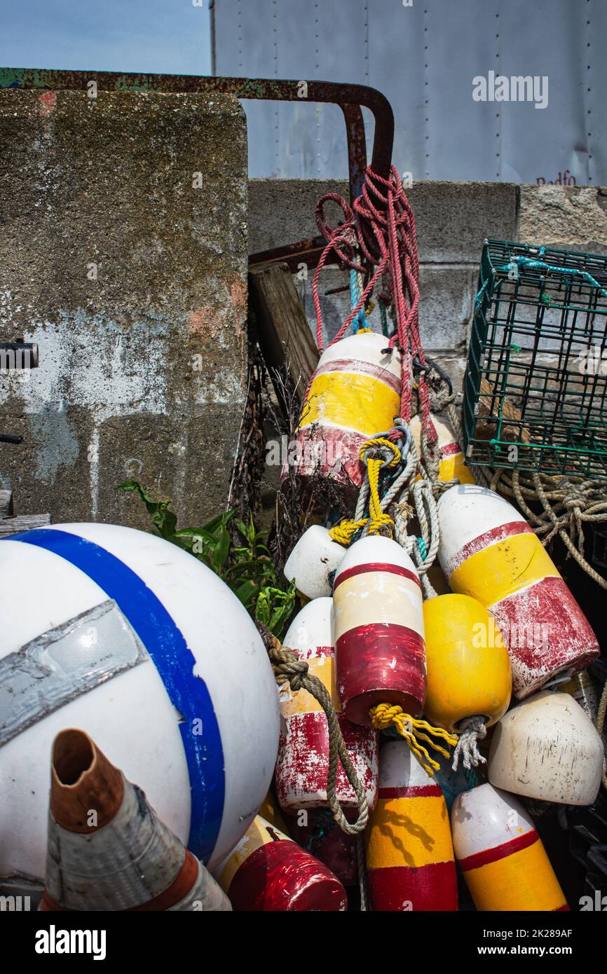 Le trappole di aragosta sono impilate sui moli di Gloucester Harbor - Gloucester, Massachusetts. Foto Stock