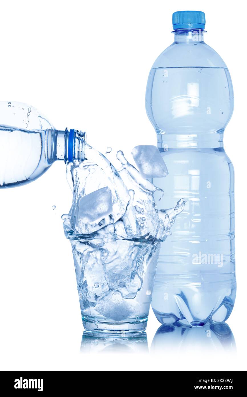Versare acqua in una bottiglia di cubetti di vetro e ghiaccio isolato su bianco Foto Stock
