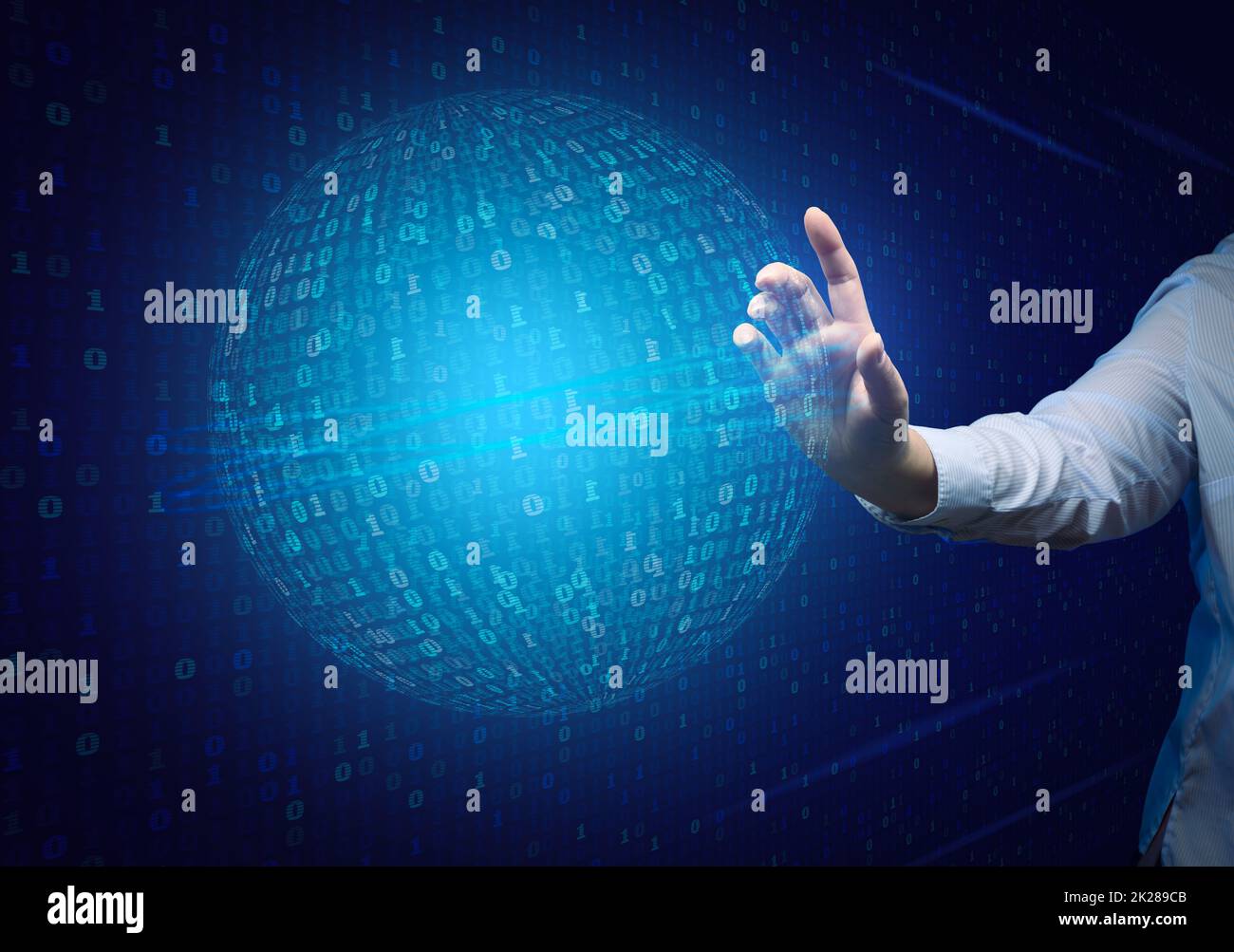 donna si trova davanti a uno schermo virtuale con un codice binario. Verifica dei dati, controllo del dispositivo e della rete. Protezione dei dati Foto Stock