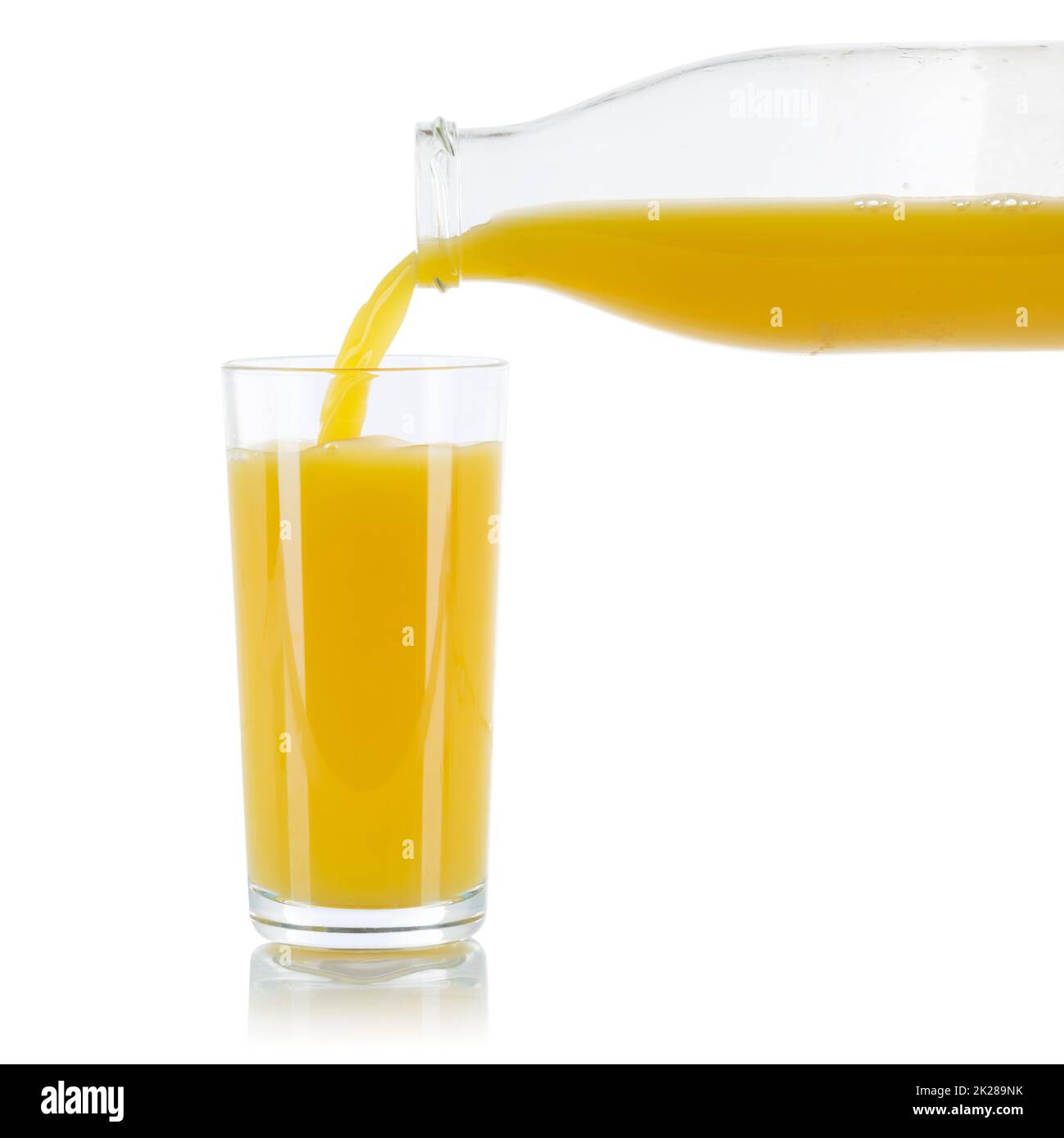 Succo d'arancia versando arance frutta frutta frutta frutta vetro bottiglia quadrato isolato su bianco Foto Stock
