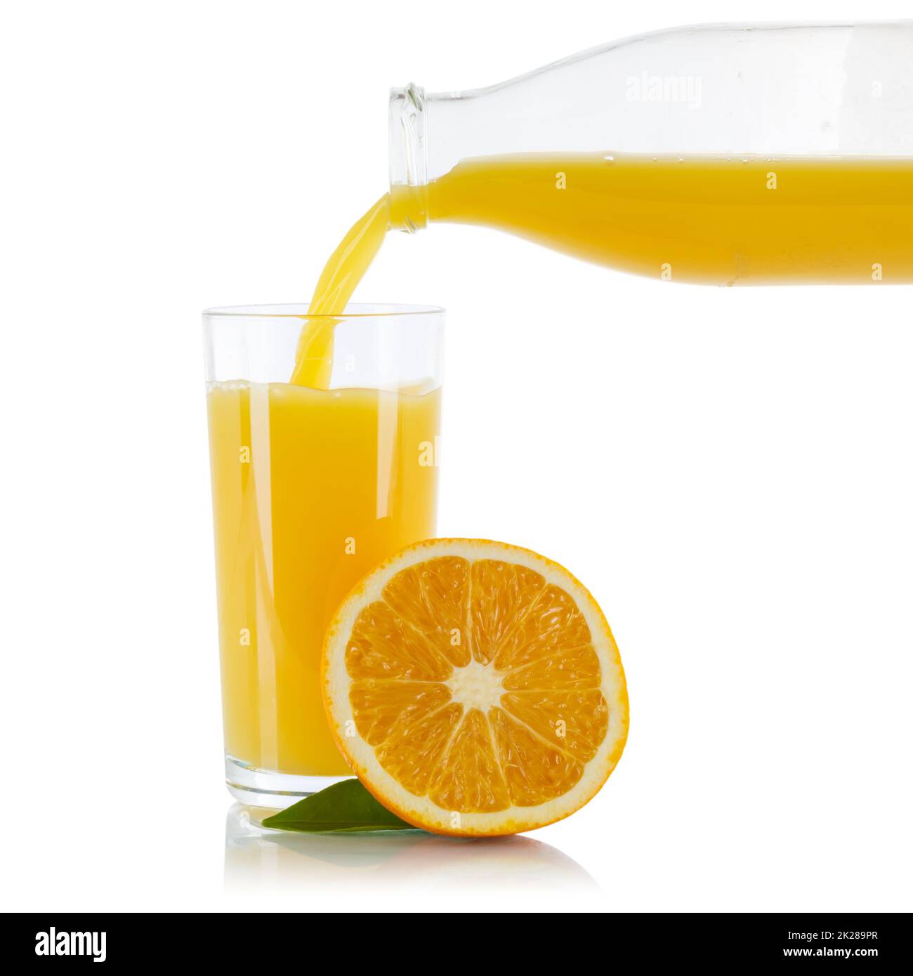 Succo di frutta d'arancia versare il quadrato di vetro di arance isolato su bianco Foto Stock