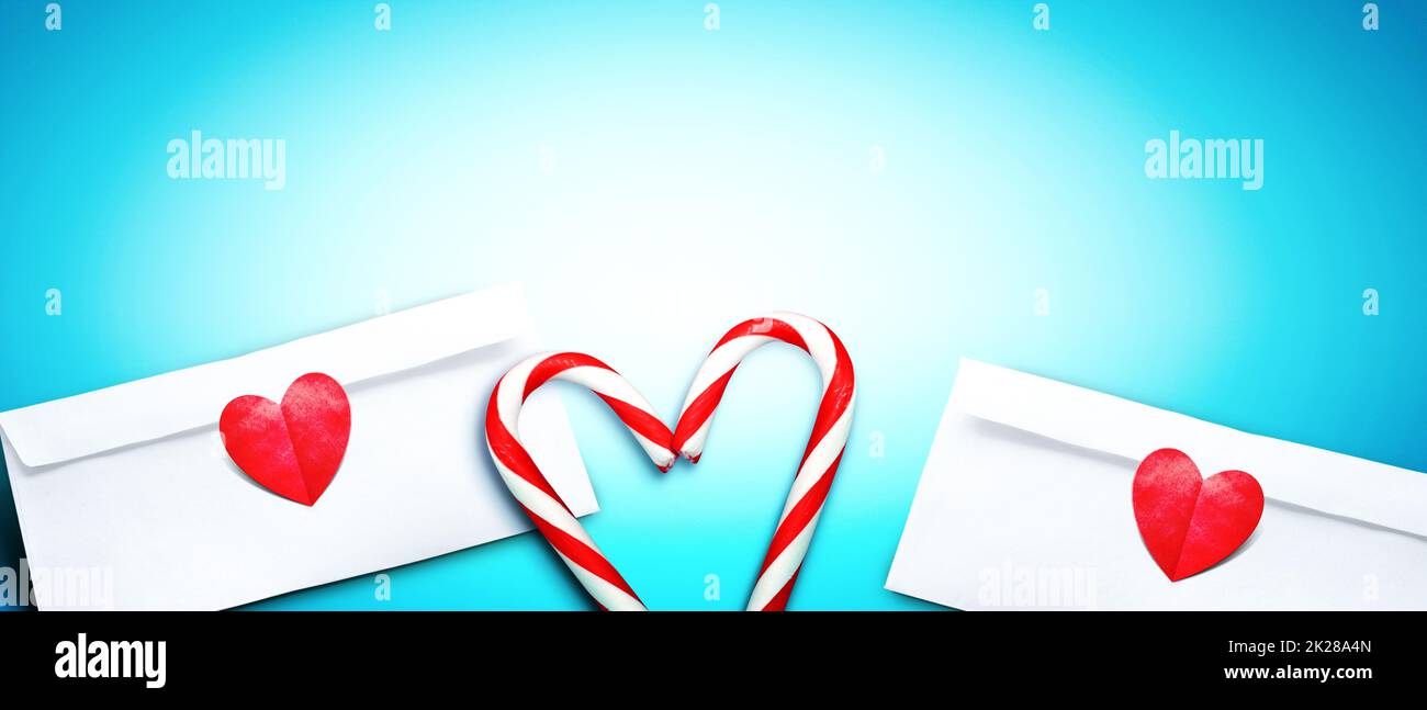 Concetto di San Valentino. Decorazione per le vacanze. Cuore e lettera d'amore. Foto Stock