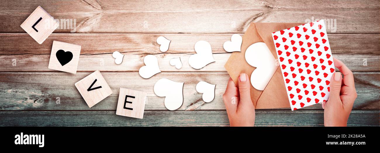 Concetto di San Valentino. Decorazione per le vacanze. Cuore e lettera d'amore. Foto Stock
