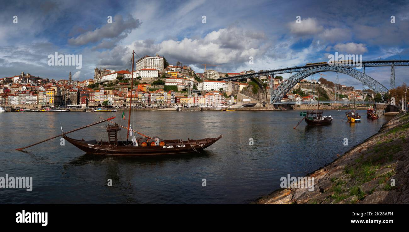 Porto Vista del quartiere di Ribeira da Vila Nova de Gaia - la zona di Ribeira lungo il fiume Douro con barche da vino Foto Stock