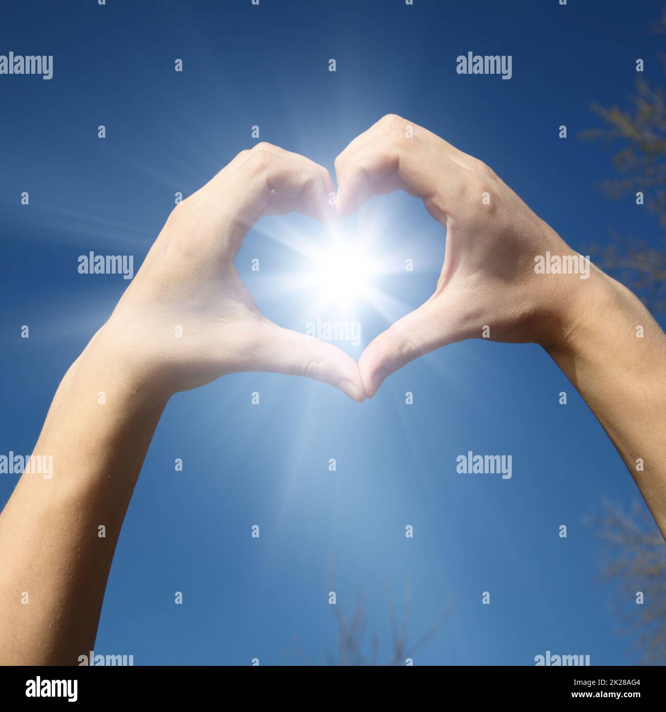 Cuore a forma di mano contro il tramonto. Concetto di giorno di San Valentino Foto Stock